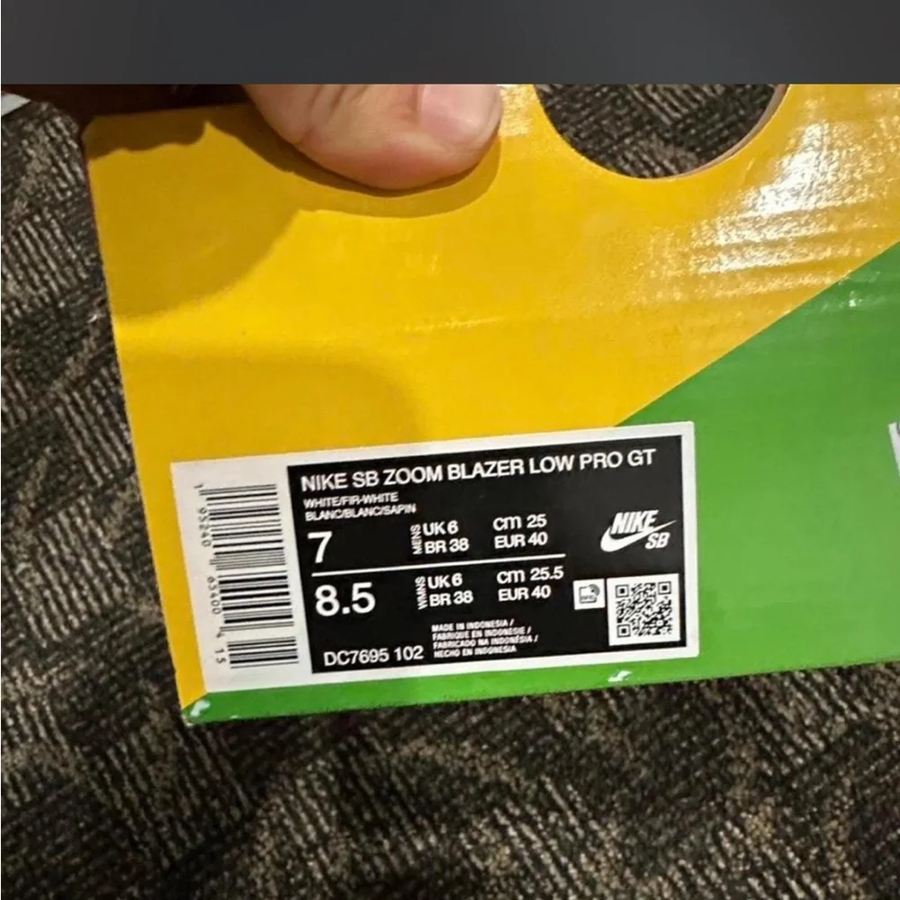 Nike Women's Gray & Green Low-Top Sneakers